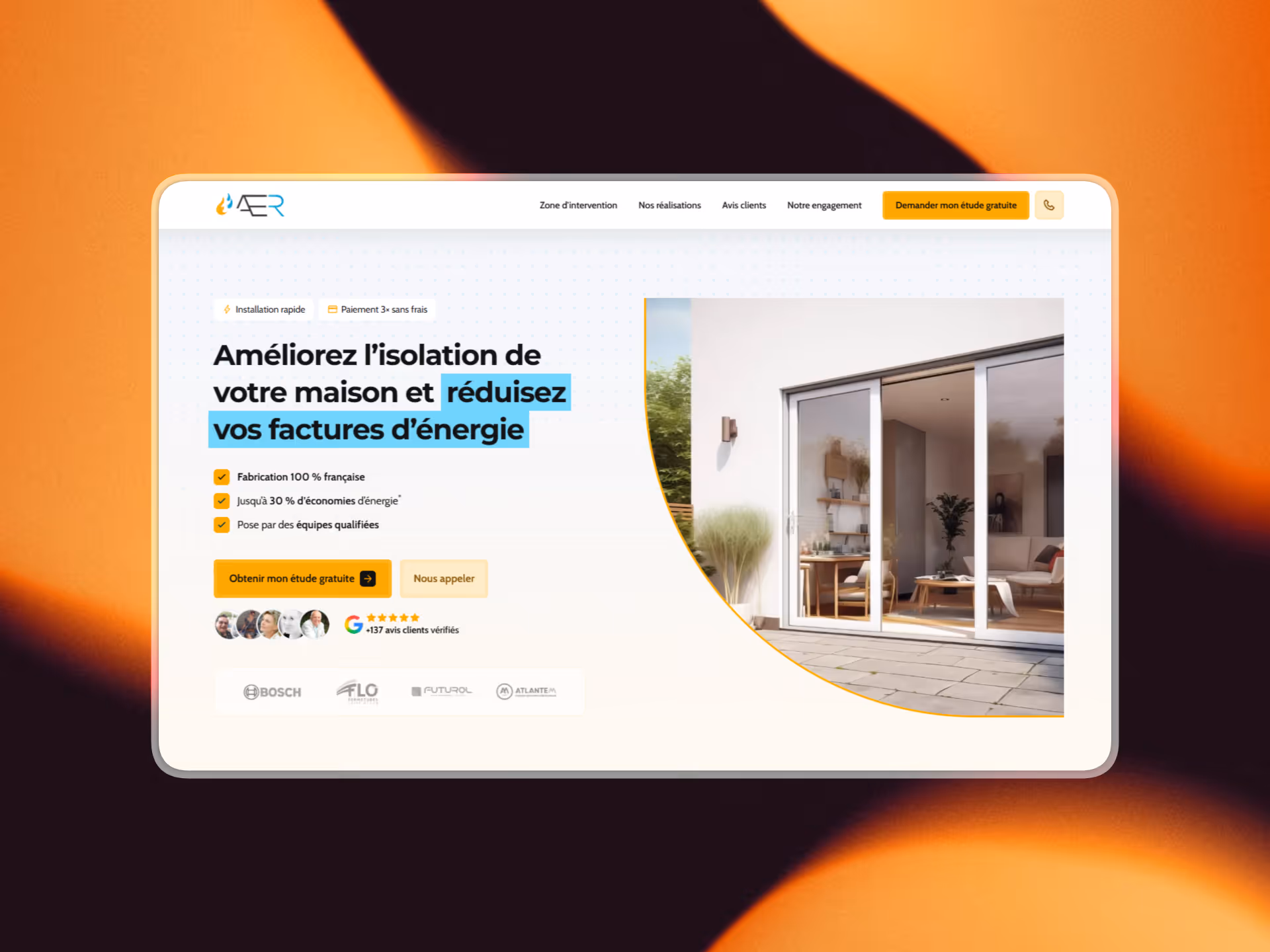 Bannière web faisant la promotion de services d'isolation résidentielle avec texte en français et image de portes-fenêtres donnant sur un salon.