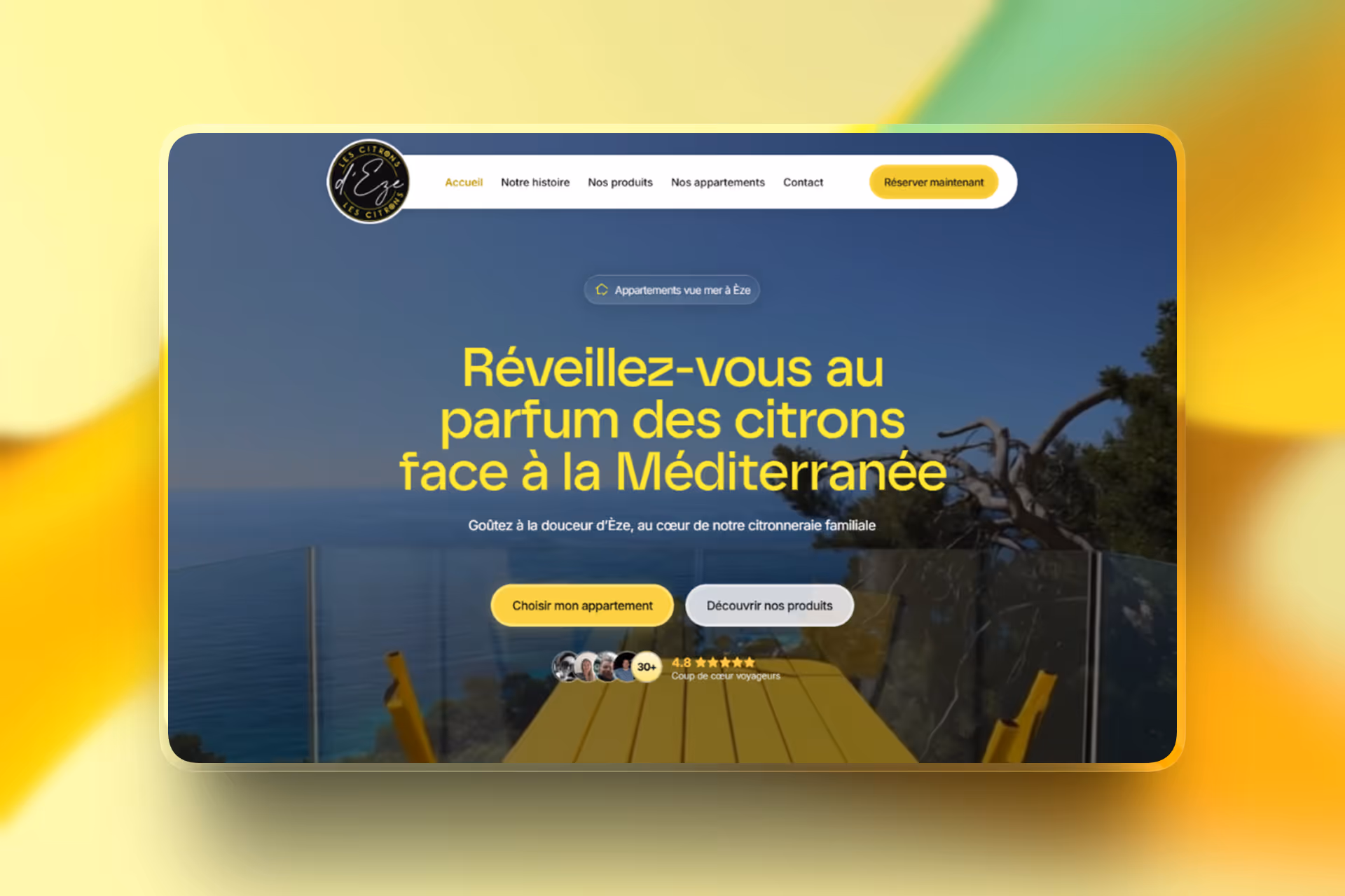 Page d'accueil du site web montrant une vue sur la mer depuis un balcon avec une table et des chaises jaunes, faisant la promotion d'appartements à Èze.