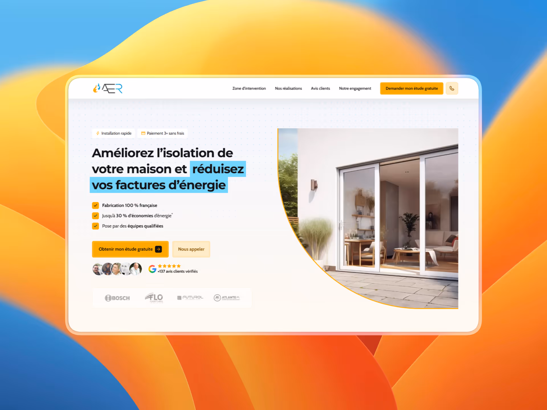 Page web française faisant la promotion de l'isolation des maisons, avec ses avantages et une photo de salon moderne avec des portes coulissantes en verre.